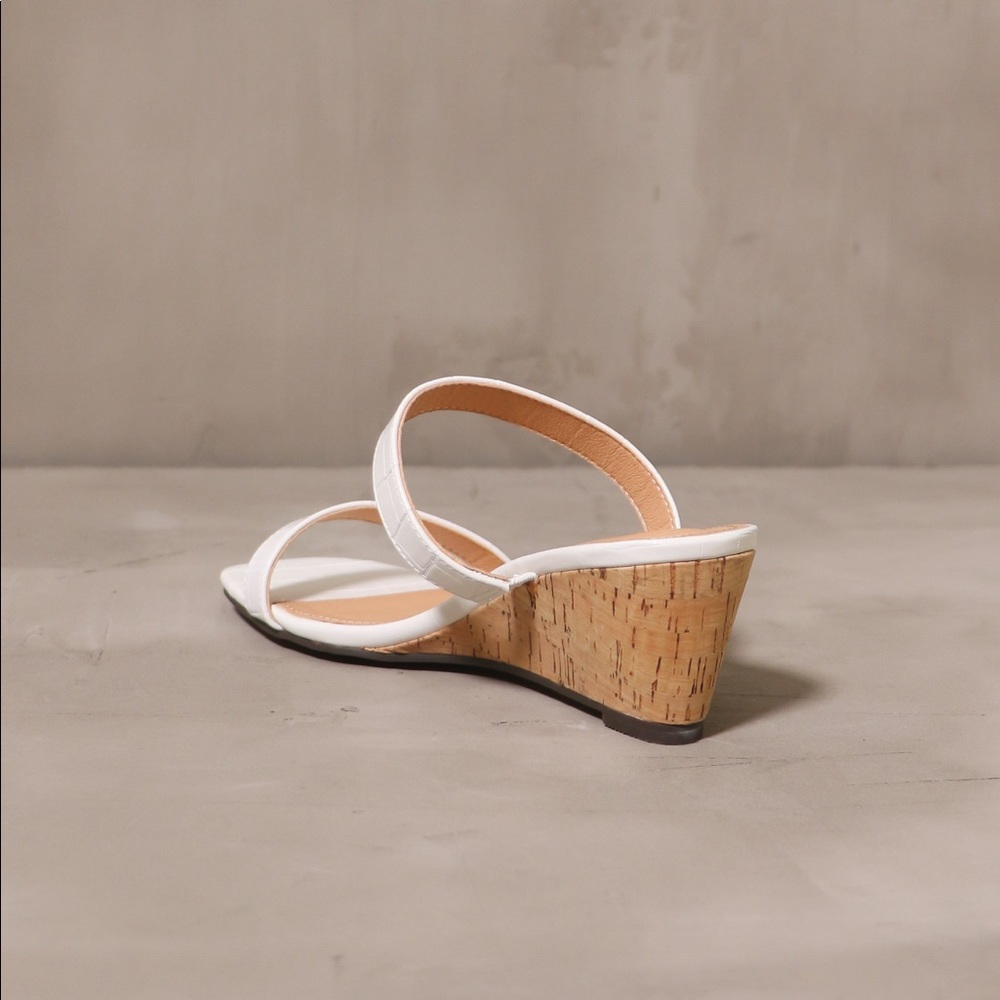 NWT WHITE SMALL WEDGE - Picture 3 of 3